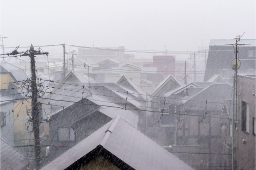 大雨のふる街並み